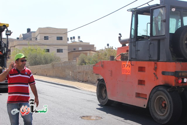  فيديو - بحضور رئيس البلدية المحامي عادل بدير .. يستمر تعبيد شوارع البلدة , تعبيد 4 شوارع بالقرب من شارع ال 24 الالتفافي  